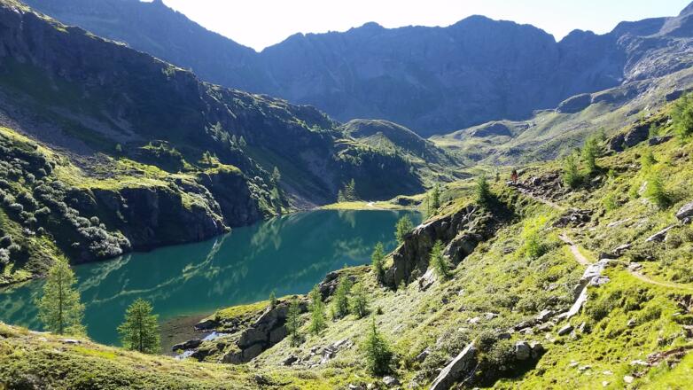 Steig führt links neben dem See zum Talende