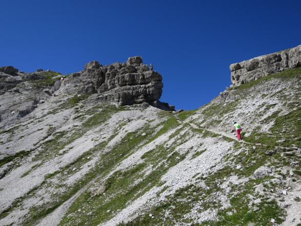 ... zu einer unbenannten Gratscharte und dann ein letzter Anstieg links des Felskopfs.