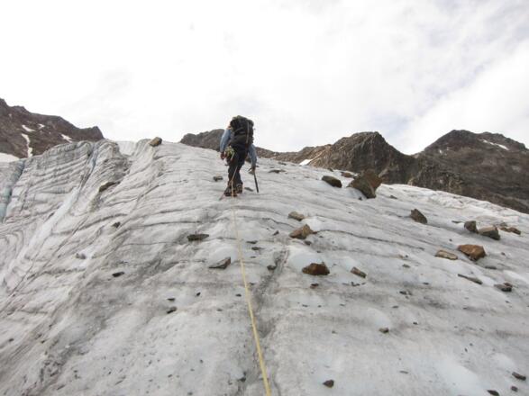 Ein kurze Aufsteilung des hier blanken Gletschers führt auf den flachen Teil des Seespitzferners. Eine Zwischensicherung (Eisschraube) verringert das Mitreißrisiko.