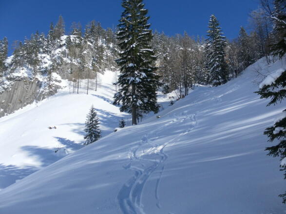 rechts vor den Felsen ins Muldensystem