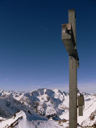 Massives Gipfelkreuz am Samerschlag.