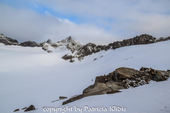 unsere heutigen Ziele schön zu sehen, Wilder Pfaff und dahinter das Zuckerhütl