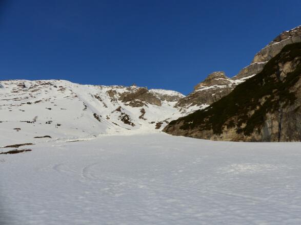 Häufig liegt im unteren Bereich Lawinenschnee in der Kachelstube.