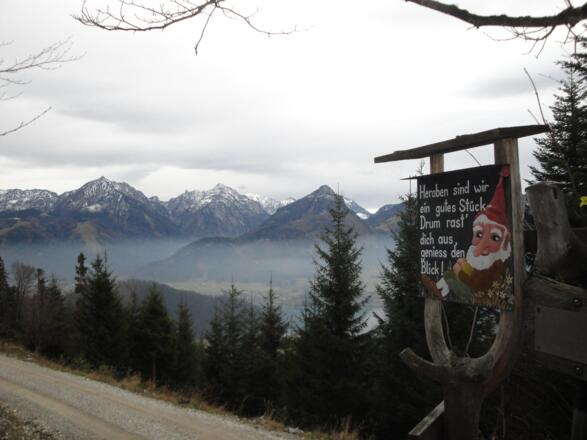 Am Weg zur Sommeraualm begleiten uns "Zwerge" mit Sprüchen.