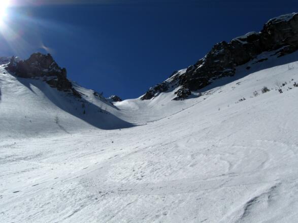 Im flachen Talboden. Der Aufstieg erfolgte (auf diesem Foto) links des Felsens in der Mitte der Rinne, die Abfahrt erfolgte rechts des Felsens.