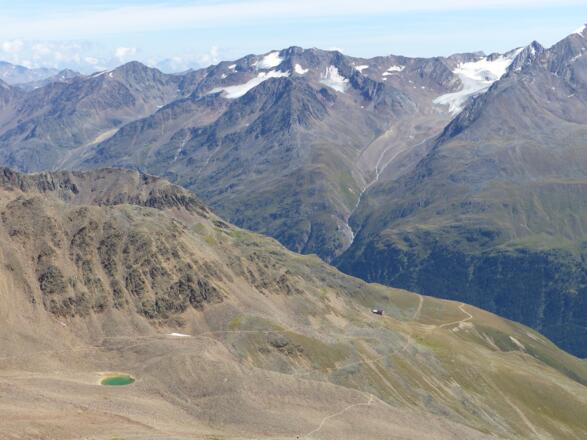 Tiefblick zu einem kleinen See und zur Breslauer Hütte.
