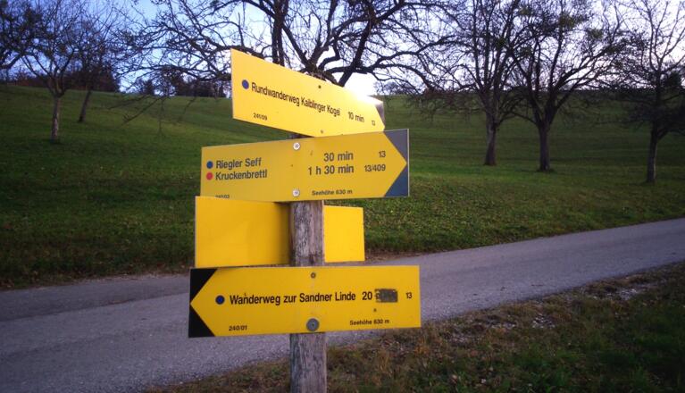 Wegtafel zum Kaiblinger Kg. beim Hof um 630m