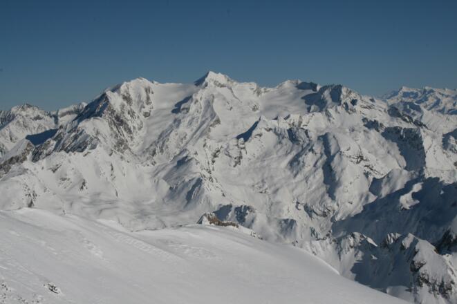 Blick auf das Hochfeilermassiv mit dem Weißkarkferner (links). Über diesen erfolgt die zumeist herrliche Firnabfahrt.