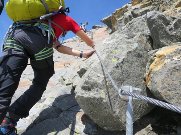 Kurz vor dem Gipfel lässt ein Drahtseil noch kurz Klettersteig-Feeling aufkommen.