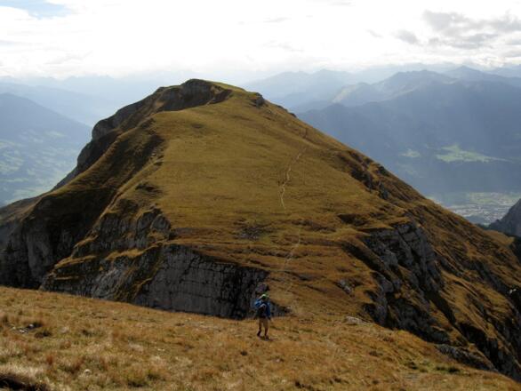 Blick vom Sagzahn über den breiten Rücken hinüber zum Sonnwendjoch.