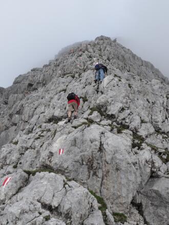 Der Grat ist nur teilweise mit Drahtseil oder Klammern versichert