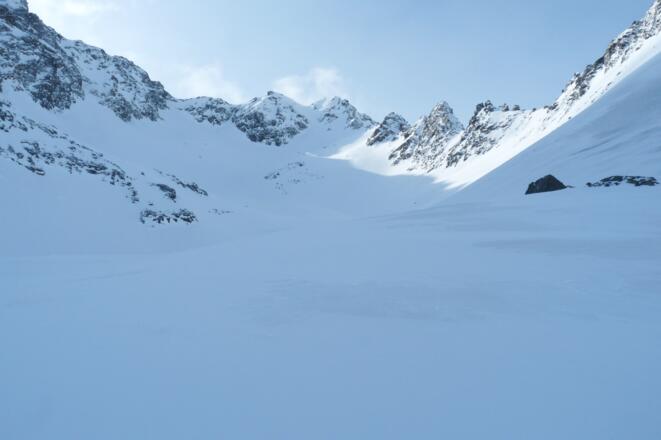 Im ehemaligen Gletscherbecken des Muschenferners. Dahinter kann bereits die steile Rinne zur Scharte gut erkennen.