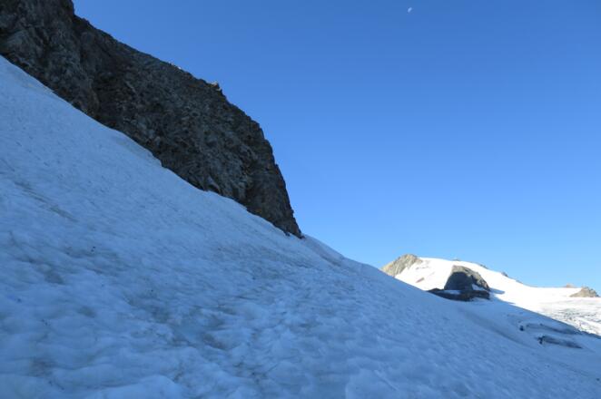 Entlang der Westwände der Inneren schwarzen Schneid aufsteigen (Vorsicht Steinschlag)