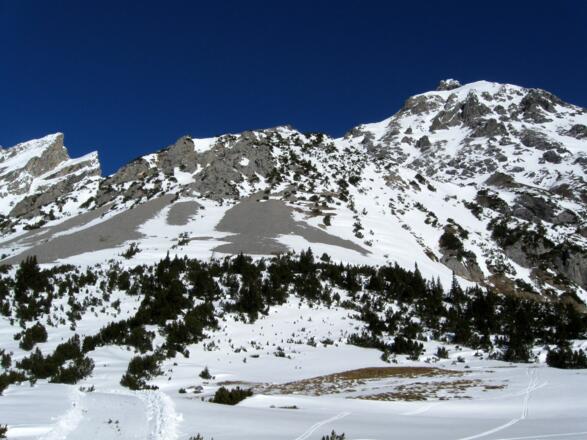 Unscheinbar aber atembaraubend schön. Ganz unvermittelt steht man plötzlich auf der weiten Hochfläche.