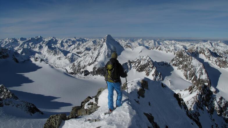 Am Gipfel der Ruderhofspitze mit Blick zum Schrankogel.