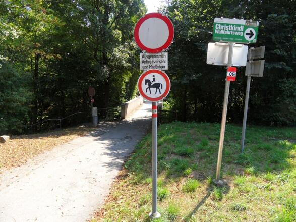 Hinweistafel zu Variante A bzw. Variante B des Weitwanderweges.