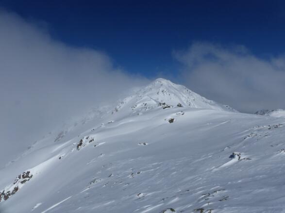 Blick nach Norden auf den knapp 100 m höheren Hirzer.