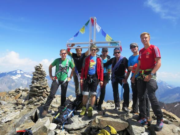 Wilder Pfaff mit Steinmann, Gipfelkreuz, Gebetsfahnen und einer stolzen Gruppe.
