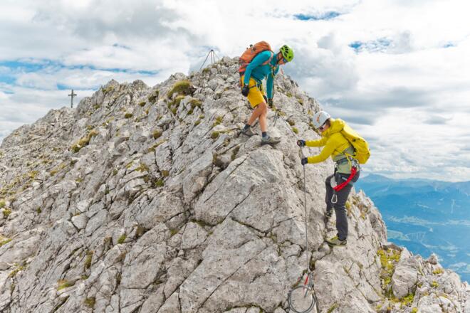 Der Steig verläuft immer wieder direkt am Gratverlauf