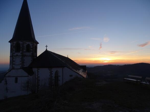 Die gotische Parrkirche von St. Thomas am Blasenstein bei Sonnenuntergang