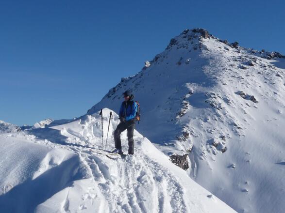 Mölser Sonnenspitze 2496m im Hintergrund die Tarntaler Köpfe 2757m