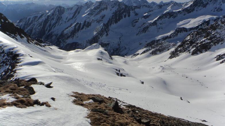 Blick vom Gipfel der Horntalspitz über das Aufstiegsgelände. Bei der Abfahrt kann man entweder rechts oder links des Köpfels abfahren.