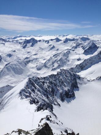 Blick vom Gipfel über den Grat Richtung Stubaier Gletscher