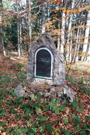 Das steinerne Gipfelzeichen am Hamberg.