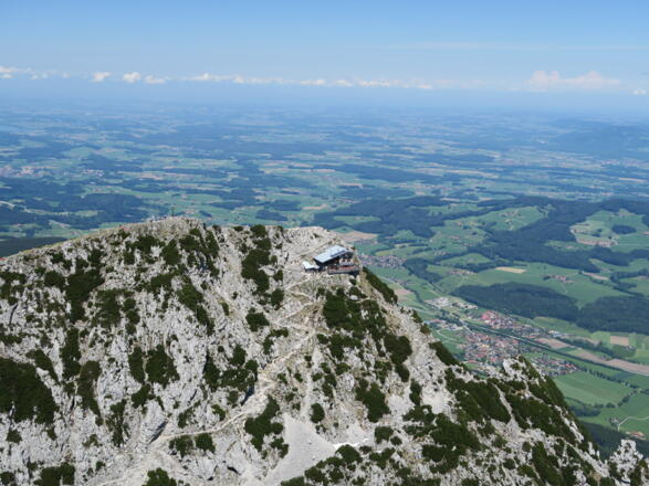 Das Reichenhaller Haus klebt wie ein Adlerhorst am Gipfel des Staufens