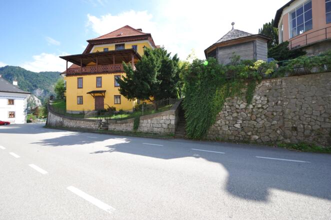 Einstieg von der Bundesstraße, Zwischen den beiden Villen an der Steintreppe beginnt der Weg