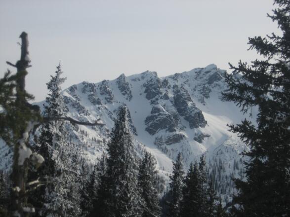 Der Kamm der Peilpitze, der Gipfel ist ganz rechts im Bild.