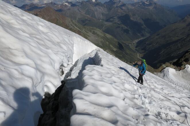 Den Bergschrund überqueren wir an geeigneter Stelle.