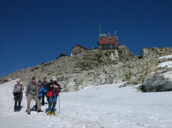 Vor dem Zittelhaus Gipfel Hoher Sonnblick