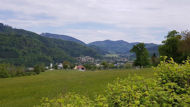 Ein erster Blick über Weyer bei der Auffahrt zum Schroffen.
