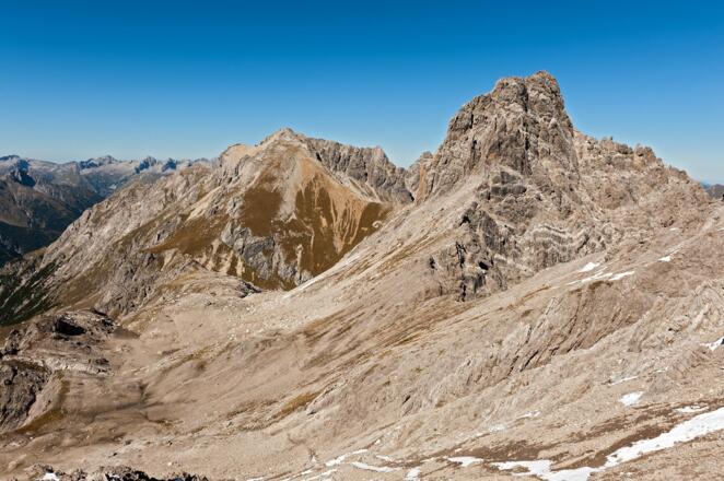 unser Ziel ist in Sicht, links Kogelseespitze, rechts Parzinnspitze