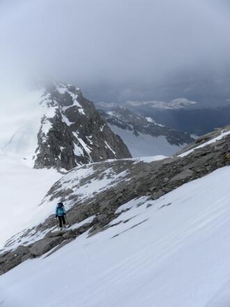 am Nordwestgrat. Gegenüber der Scharte der Ostgrat des Keeskogels