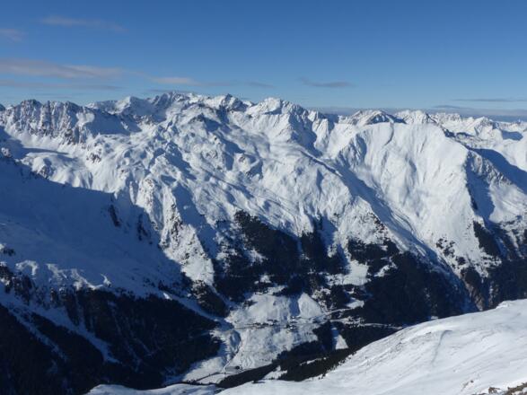 Blick vom Gipfel hinunter zum Bergsteigerdorf "Praxmar".