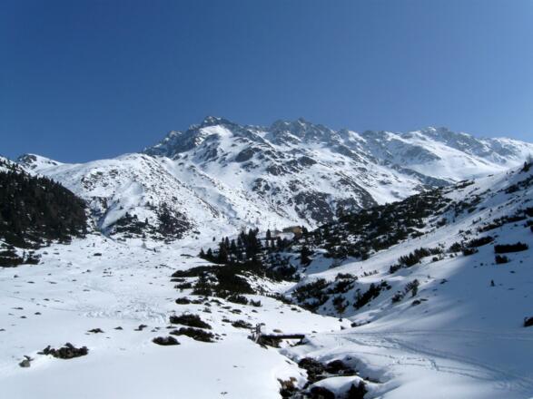 Wunderschöne Aufstiegsroute zur Hütte rechts neben dem Bach.