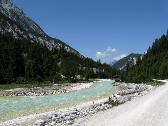 Herrlicher Radweg neben der Isar