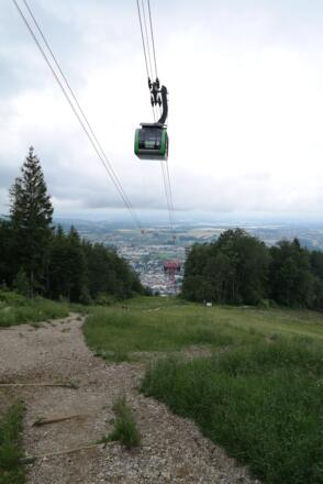 Die Grünberg-Seilbahn über der aufgelassenen Schipiste und der Abstiegsweg.