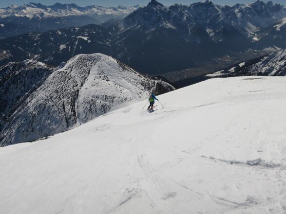 Vom Gipfel zuerst in südlicher Richtung und dann in die mächtige SW-Flanke einbiegen. Unten das Nederjoch (2142 m)..