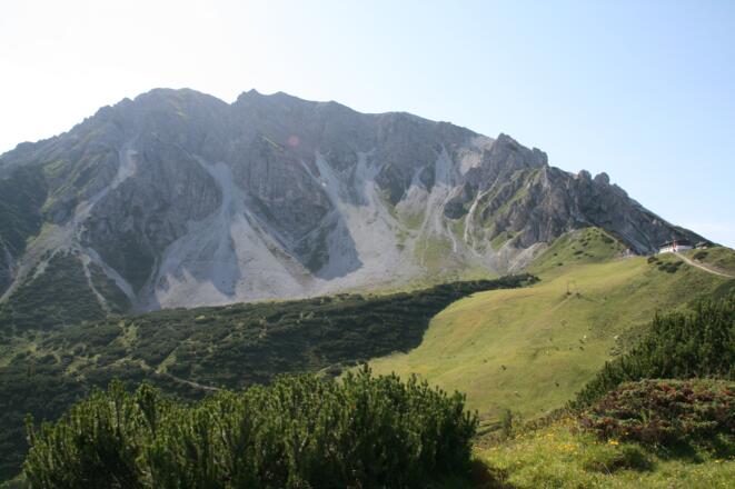 Blick vom Birgitzköpfl auf die Nockspitze. Nicht mehr weit ist es bis zum Birgitzköpflhaus.