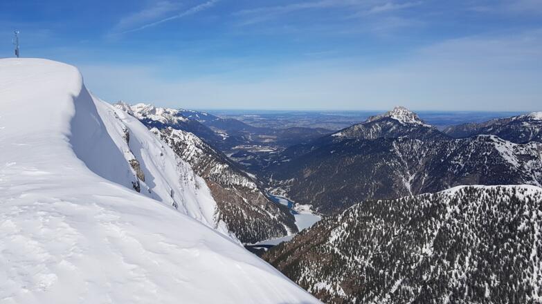 Am Gipfel, Blick nach Norden mit PLansee und Säuling