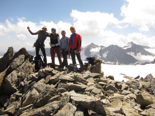 Am Gipfel des Wilden Hinterbergl. Hinten die östliche und westliche Seespitze, rechts die Ruderhofspitze.