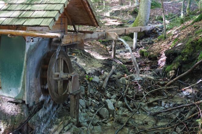 Wasserrad sorgt für Abkühlung bei heißem Wetter
