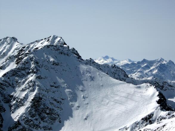 Das Panorama reicht bis zur Wildspitze. Im Vordergrund: stark verspurter Hang zu den Steintalspitzen.