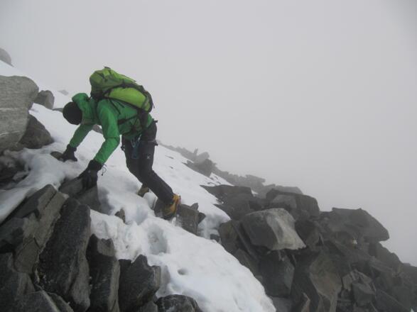 steiler Abstieg vom Zuckerhütl