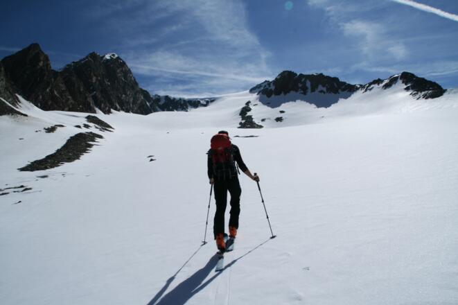 In angenehmer Steilheit geht es über den Seelenferner zum Sattel.
