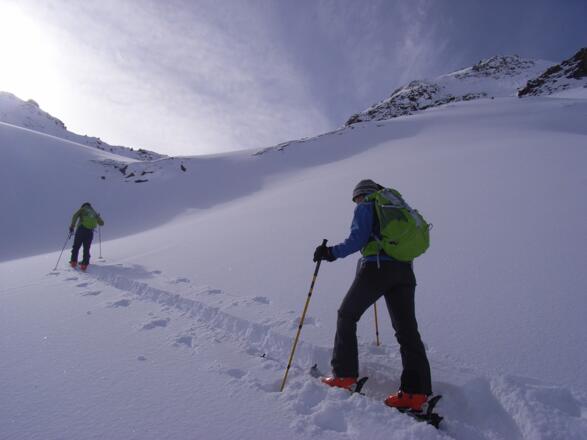 Aus dem nach oben hin steiler werdenden Hang kann man links ausqueren - dort wo sich in der Bildmitte ein Durchgang zwischen den Felsen anbietet.