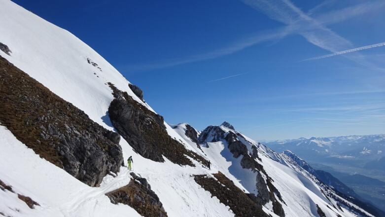 Am Innsbrucker Höhenweg. Bereits sichtbar ist die Scharte, von der die Einfahrt ins Gleirschkar erfolgt.